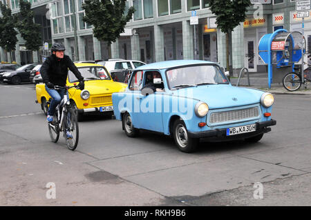 Autour de l'Allemagne de Berlin - voitures Trabant d'une visite guidée de la rues de Berlin Banque D'Images
