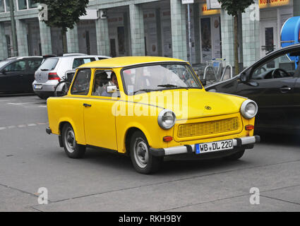 Autour de l'Allemagne de Berlin - voitures Trabant d'une visite guidée de la rues de Berlin Banque D'Images