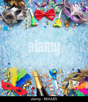 Carnaval haut en couleurs de fond avec les masques et confettis Party Streamer Banque D'Images