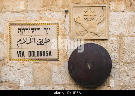 La cinquième station du chemin sainte Jésus a marché sur son dernier jour sur la Via Dolorosa dans Jérusalem, Israël Banque D'Images