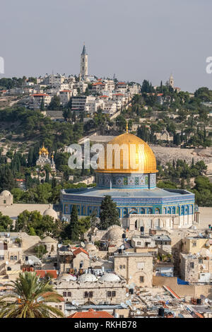 Dôme du Rocher et le Mont des Oliviers à Jérusalem vieille ville, Israël Banque D'Images