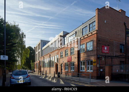 Street view montrant étage supplémentaire. Gatehouse School, Londres, Royaume-Uni. Architecte : Child Graddon Lewis , 2018. Banque D'Images