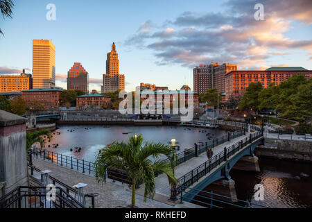 Le centre-ville de Providence, Rhode Island, United States - 25 octobre 2018 : vue panoramique d'un paysage urbain moderne et dynamique au cours d'un coucher du soleil. Banque D'Images