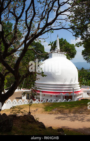 L'Aluvihare Temple Rock (aussi appelé Matale Alu Vihara) est un temple bouddhiste situé dans le district de Matale Aluvihare, Sri Lanka Banque D'Images