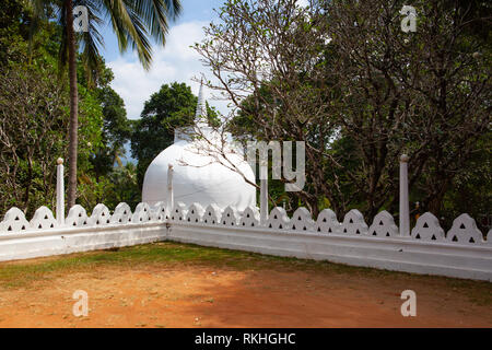 L'Aluvihare Temple Rock (aussi appelé Matale Alu Vihara) est un temple bouddhiste situé dans le district de Matale Aluvihare, Sri Lanka Banque D'Images