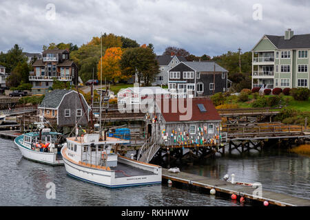 Kittery, Maine, United States - 24 octobre 2018 : bateaux stationnés dans une marina sur Badger's Island lors d'un matin nuageux. Banque D'Images