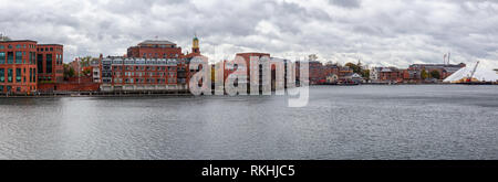 Vue panoramique d'une vieille ville historique pendant un matin nuageux. Prises à Portsmouth, New Hampshire, United States. Banque D'Images