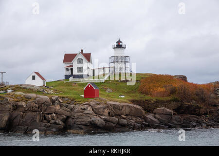 York, Maine, United States - 24 octobre 2018 : le phare de Nubble en cours de rénovation à un hors saison. Banque D'Images