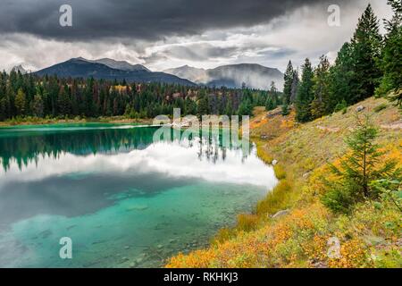 Lac Turquoise, quatrième lac, vallée des cinq lacs, le Parc National Jasper, le retour des montagnes, Alberta, Canada Banque D'Images