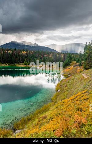 Lac Turquoise, quatrième lac, vallée des cinq lacs, le Parc National Jasper, le retour des montagnes, Alberta, Canada Banque D'Images