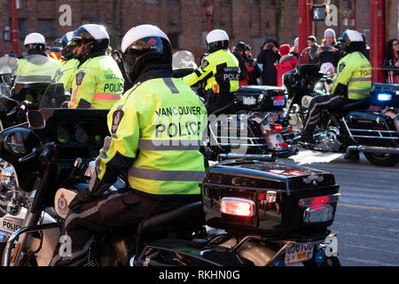 Une escorte de police mène la parade du Nouvel An chinois à Vancouver, Colombie-Britannique, Canada Banque D'Images