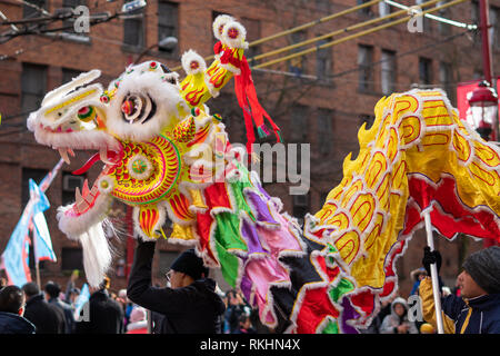 Un groupe effectue une danse du dragon chinois dans le défilé du Nouvel An chinois 2019 Banque D'Images