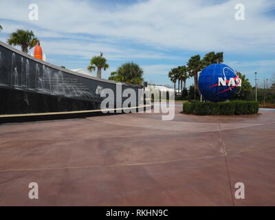 Citation de John F. Kennedy écrit en granit sur la fontaine à l'entrée du centre spatial de la NASA à Cape Canaveral - Floride - USA Banque D'Images