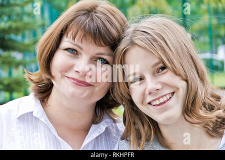 Plus heureuse mère et fille de 14 ans dans l'heure d'été Banque D'Images