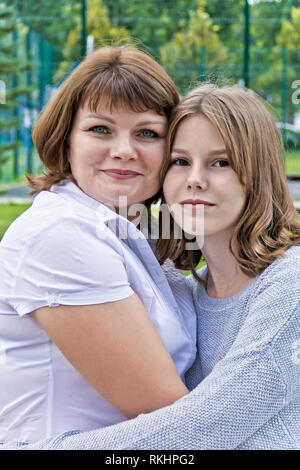 Plus heureuse mère et fille de 14 ans dans l'heure d'été Banque D'Images