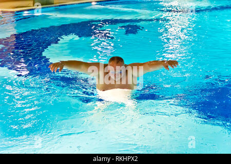 Big Fat Man dans la piscine jeu sport Banque D'Images