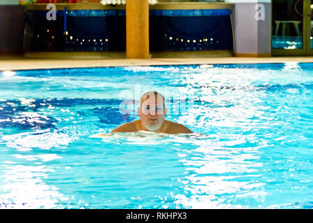 Portrait de big fat man dans l'eau des piscines Banque D'Images