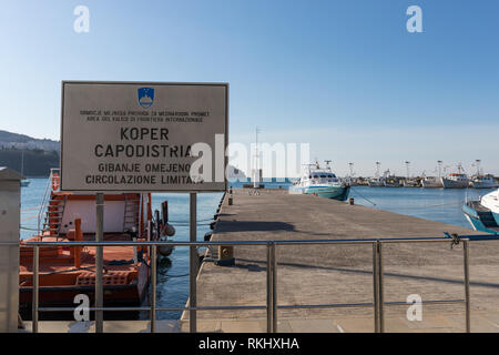 Point de passage pour le trafic maritime international à Koper, Slovénie Banque D'Images