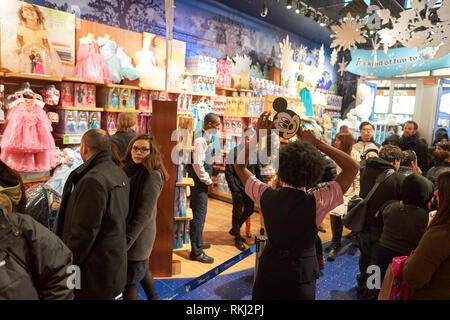 NEW YORK - vers Mars, 2016 : l'intérieur de Times Square Disney Store. Disney Store est une chaîne internationale de magasins spécialisés vendant que Disney rela Banque D'Images