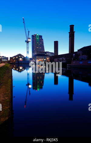 Réflexions de Bridgewater place, le tapis de mer et les tours victoriennes du village urbain de Holbeck Banque D'Images