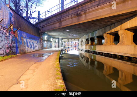 Le chemin de halage couvert dans Street Art à côté du canal Leeds Liverpool dans le centre-ville de Leeds Banque D'Images