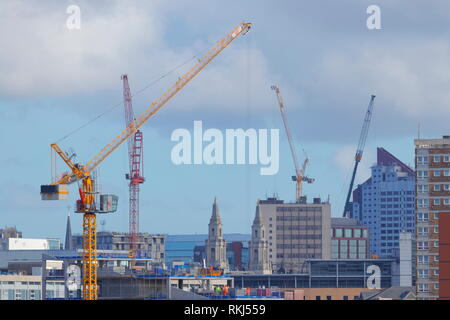 Grues à tour dans le centre de Leeds sur divers développements pour étendre la ville. Banque D'Images