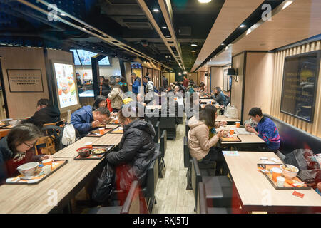 HONG KONG - circa 2016, janvier : à l'intérieur restaurant Yoshinoya. Yoshinoya est une chaîne de restaurants fast food japonais. Banque D'Images