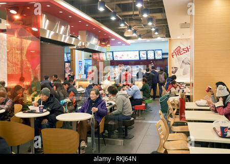 HONG KONG - circa 2016, janvier : restaurant KFC à Hong Kong. Kentucky Fried Chicken, ou simplement KFC, est une chaîne de restaurants fast-food qui se spécialise Banque D'Images