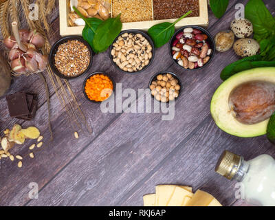 Des groupes de légumes sains, graines, noix, lengumes les produits laitiers contenant des vitamines spécifiques. Le Zinc. Minéraux, copy space Banque D'Images