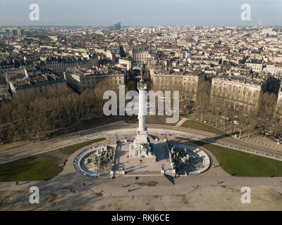 Vue aérienne de la Place des Quinconces, Bordeaux et la Garonne, filmé par drone, France, Europe Banque D'Images