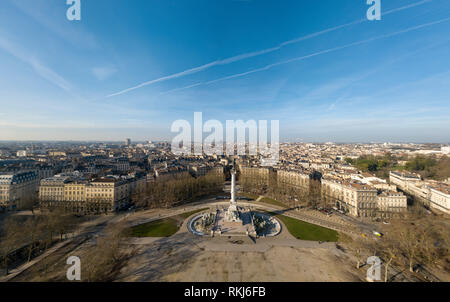 Vue aérienne de la Place des Quinconces, Bordeaux et la Garonne, filmé par drone, France, Europe Banque D'Images