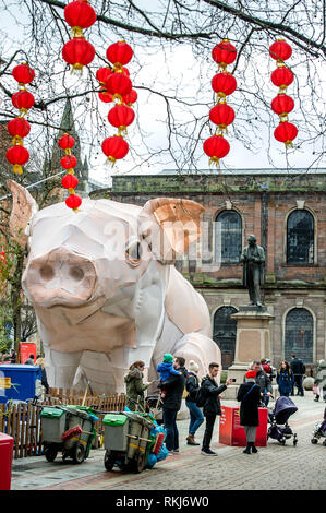 Les célébrations du Nouvel An chinois à Manchester, au Royaume-Uni. L'année chinoise du cochon a été célébrée avec un porcelet géant à St Anne's Square dans la ville. Banque D'Images