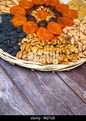 Abricot sec, noix ,source de divers nutriments dont sucres divers, minéraux essentiels tels que le potassium, magnésium, phosphore et fer à repasser Banque D'Images