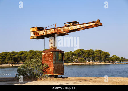 Vieux port crane rouilles au soleil. Banque D'Images