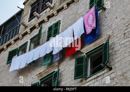 Le linge est lavé séché sur le mur de la maison Banque D'Images