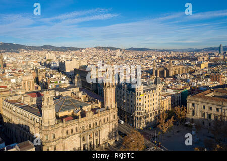 Drone aérien ; vue sur le vieux bâtiments d'espagnol à Barcelone illuminée par la lumière du matin chaud ; vieux toits de maisons basses à Barcelonetta zone ; journée ensoleillée en Banque D'Images