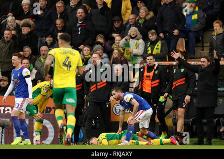 Manager de Norwich City, Daniel Farke et son personnel protester que Max Aarons est souillée par Jon Nolan (à gauche) d'Ipswich Town - Norwich City v Ipswich Town, Banque D'Images