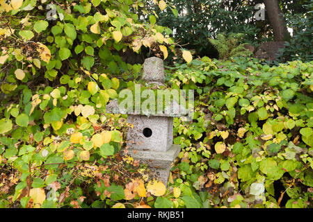 Lanternes en pierre Sapokka japonais dans le parc à Kotka, en Finlande. Banque D'Images