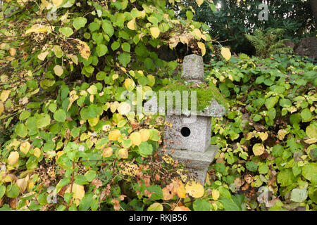 Lanternes en pierre Sapokka japonais dans le parc à Kotka, en Finlande. Banque D'Images