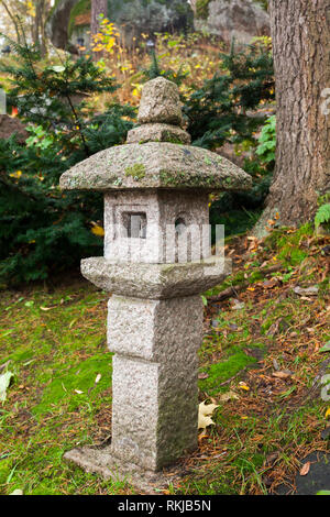 Lanternes en pierre Sapokka japonais dans le parc à Kotka, en Finlande. Banque D'Images