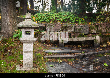 Lanternes en pierre Sapokka japonais dans le parc à Kotka, en Finlande. Banque D'Images