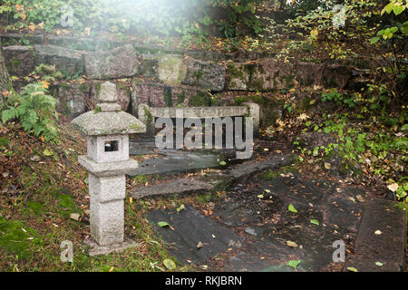 Lanternes en pierre Sapokka japonais dans le parc à Kotka, en Finlande. Banque D'Images