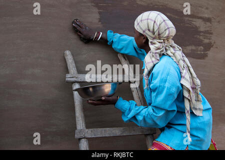 L'image de la dame de la peinture de boue le mur de Purulia, Bengale occidental, Inde Banque D'Images