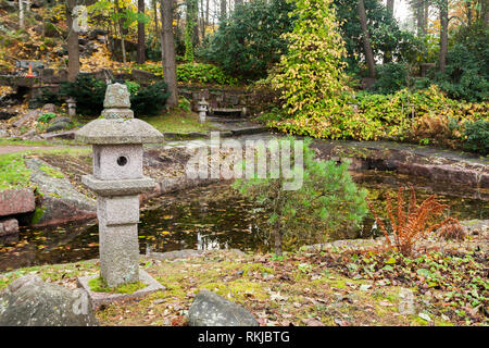 Lanternes en pierre Sapokka japonais dans le parc à Kotka, en Finlande. Banque D'Images