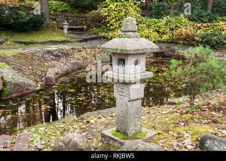 Lanternes en pierre Sapokka japonais dans le parc à Kotka, en Finlande. Banque D'Images