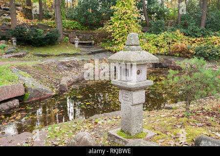 Lanternes en pierre Sapokka japonais dans le parc à Kotka, en Finlande. Banque D'Images