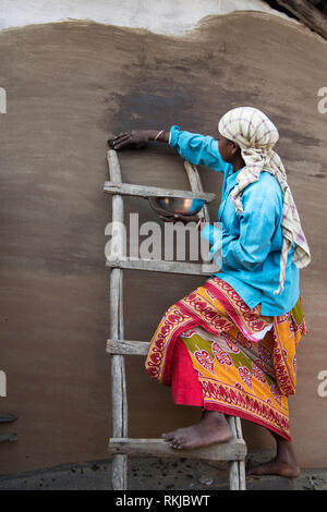 L'image de la dame de la peinture de boue le mur de Purulia, Bengale occidental, Inde Banque D'Images