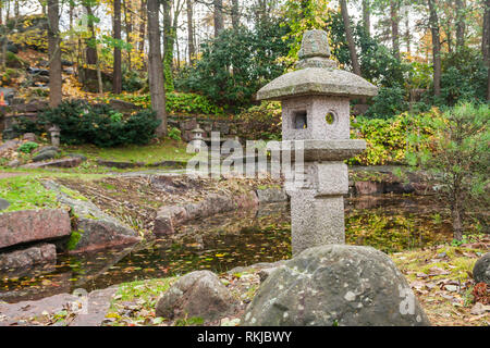 Lanternes en pierre Sapokka japonais dans le parc à Kotka, en Finlande. Banque D'Images