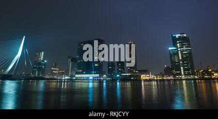 Le pont Erasmus et toits de Rotterdam la nuit. Beaux reflets de la lumière dans la rivière. Banque D'Images