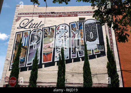 Vue de Calle Ocho dans le quartier Little Havana de Miami, Floride, États-Unis avec graffiti sur le mur du bâtiment. Quartier cubain en Amérique du Nord Banque D'Images